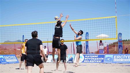 Erciyes’te 2 bin 200 metrede plaj voleybolu heyecanı yaşandı