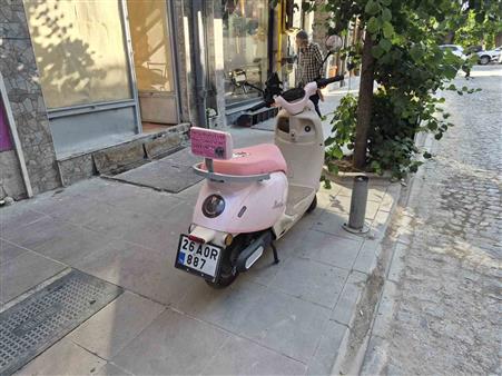 Pembe motosikletin arkasına yapıştırılan ilginç yazı dikkat çekti