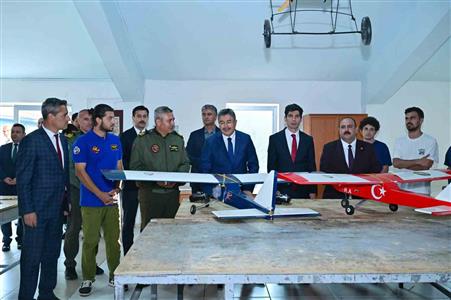 İHA yarışmalarında görev alacak pilotların eğitim gördüğü merkeze Vali Yılmaz’dan ziyaret