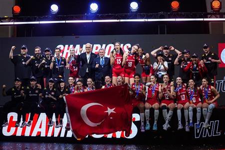 Bakan Bak’tan Milletler Ligi şampiyonu Filenin Sultanları’na tebrik