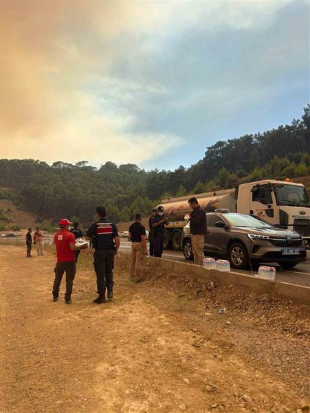 Türk Kızılay’dan yangın bölgelerinde hem ekiplere hem de vatandaşlara beslenme desteği