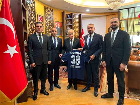Erciyes 38 FK’dan MHP Genel Başkanı Devlet Bahçeli’ye forma hediyesi