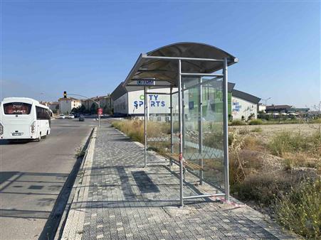 Vatandaşların tepkisi sayesinde bank gitti yerine otobüs durağı geldi