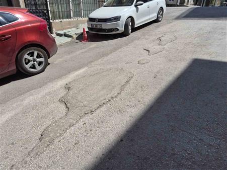 Kurtuluş Mahallesi’ndeki bozuk yollar sürücülere zorluk yaşatıyor