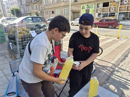 Okul harçlığını çıkarmak isteyen çocuklar limonata satarak aile bütçelerine katkı sağlıyor
