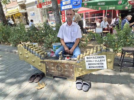 Seyyar ayakkabı boyacısının astığı yazı çevrede dikkat çekiyor
