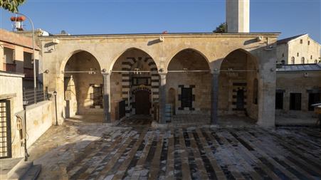 Depremde hasar gören iki tarihi cami Mevlid Kandili’nde yeniden ibadete açılıyor