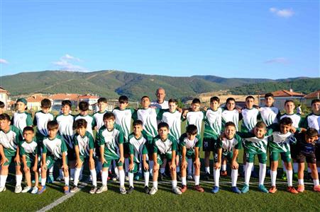 Akdağmadeni’nde Yaz Futbol Okulu’na katılan 60 gence malzeme desteği