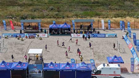 Türkiye’de ilk kez 2 bin 200 metrede plaj hentbolu oynandı
