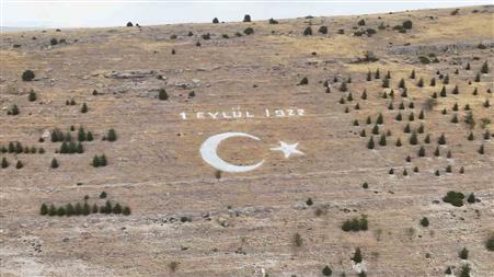 Seyitgazi Avdar bayırındaki dev ay yıldız için bakım ve boyama çalışması