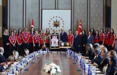 Cumhurbaşkanı Erdoğan, A Milli Kadın Voleybol Takımı ile A Milli Erkek Voleybol Takımı’nı kabul etti