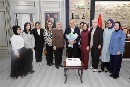 Başkan Öztürk’e personelden doğum günü sürprizi
