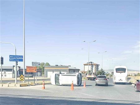 Eskişehir’de hafif ticari araç devrildi: 5 yaralı