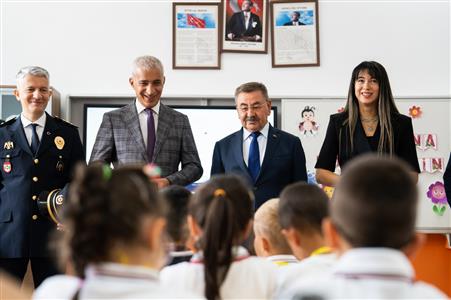 Gölbaşı Belediye Başkanı Ödabaşı’dan yeni eğitim öğretim yılının ilk gününde öğrencilere ziyaret