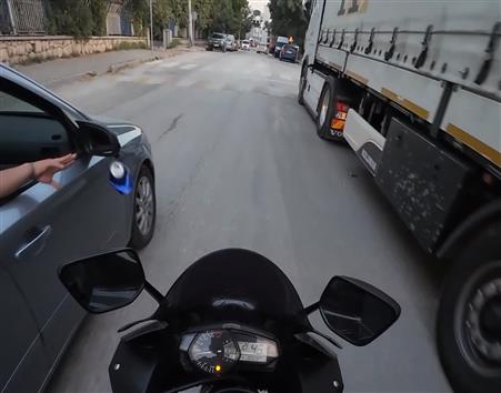 Araçtan atılan çöpü içeriye böyle geri attı