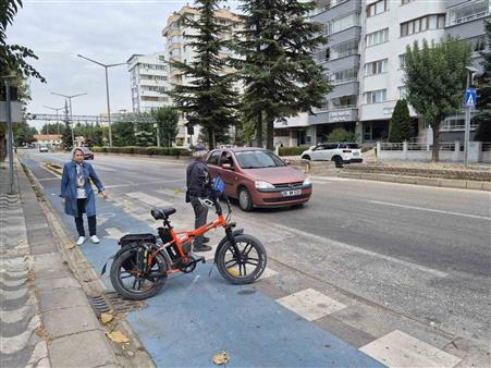 Eskişehir’de otomobilin çarptığı bisiklet sürücüsü yaralandı