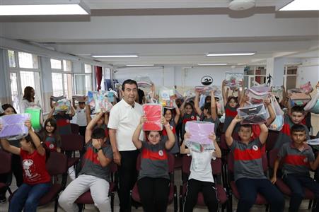 Başkan Metin’den öğrencilere kırtasiye desteği