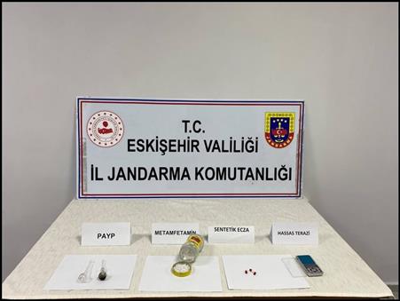 Eskişehir’de uyuşturucu ticareti yapan firari zanlı yakalandı