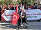 Yürüyüşe tekerlekli sandalyesiyle katılan gazi herkese örnek oldu