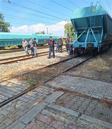 Vagonun üzerine çıkan baba ve oğluna yüksek gerilim hattındaki elektrik çarptı