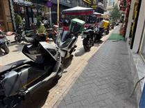 Trafiğe kapalı, motosikler parkına açık sokak
