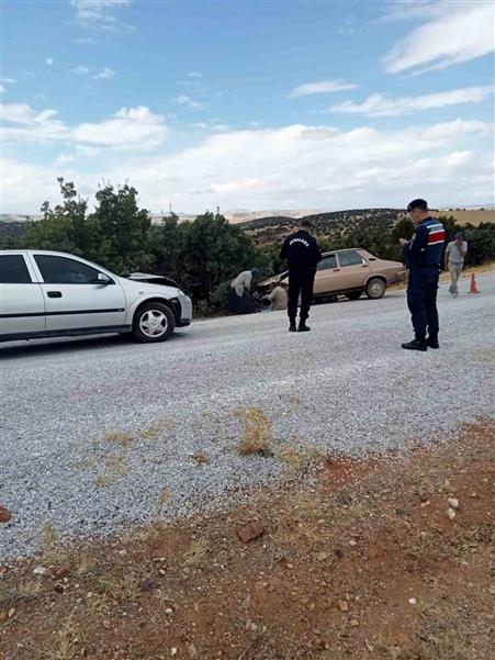 Sivrihisar’da otomobiller kafa kafaya çarpıştı: 1’i ağır 2 yaralı