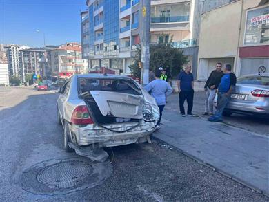 Ankara’da kamyonet, park halindeki 3 otomobile çarptı