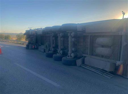 Konya’da pancar yüklü tır devrildi: 1 yaralı