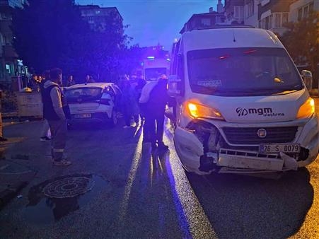 Eskişehir’de servis ile otomobil çarpıştı