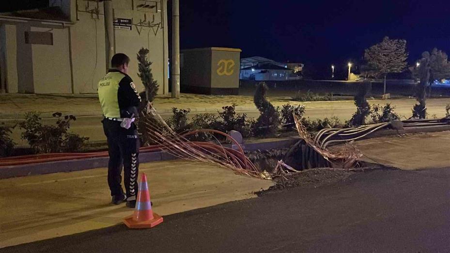 Karaman’da elektrik hattı için kazılan çukura giren otomobilde hasar oluştu
