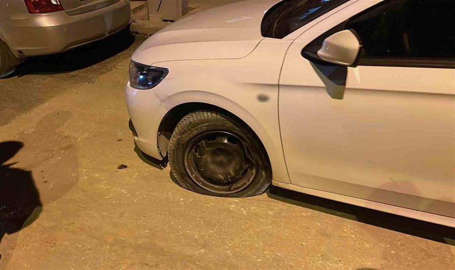 Karaman’da elektrik hattı için kazılan çukura giren otomobilde hasar oluştu