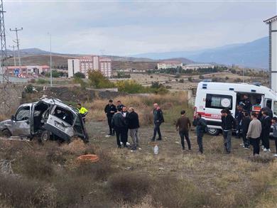 Sivas’ta hafifi ticari araç şarampole uçtu: 3’ü ağır 5 yaralı