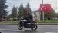 Motosikletinin arkasına astığı Türk bayraklarıyla çevre yolunda ilerledi