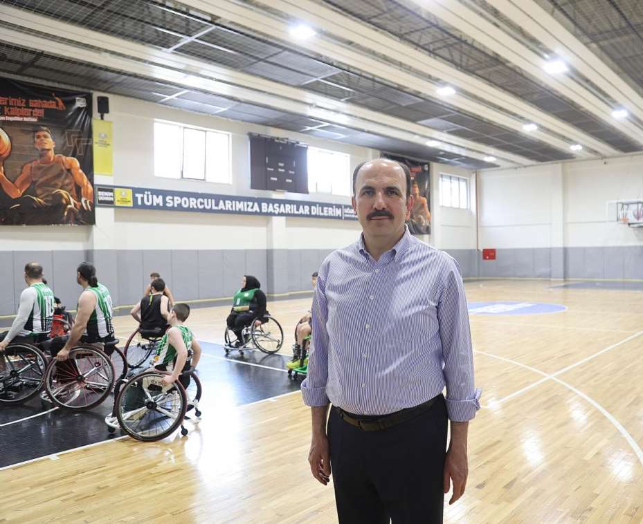 Başkan Altay Tekerlekli Sandalyeye Oturdu Engelli Basketçilerle Maç Yaptı