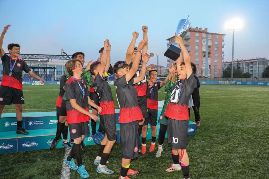 Selçuklu Belediyesi Ortaokullar Arası Futbol Turnuvasında Şampiyonlar Belli Oldu