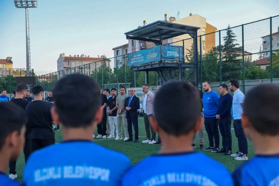 Konyasporlu Futbolculardan Selçuklu Belediyespor Kulübü U15 ve U17 Futbol Takımlarına Moral Ziyareti 