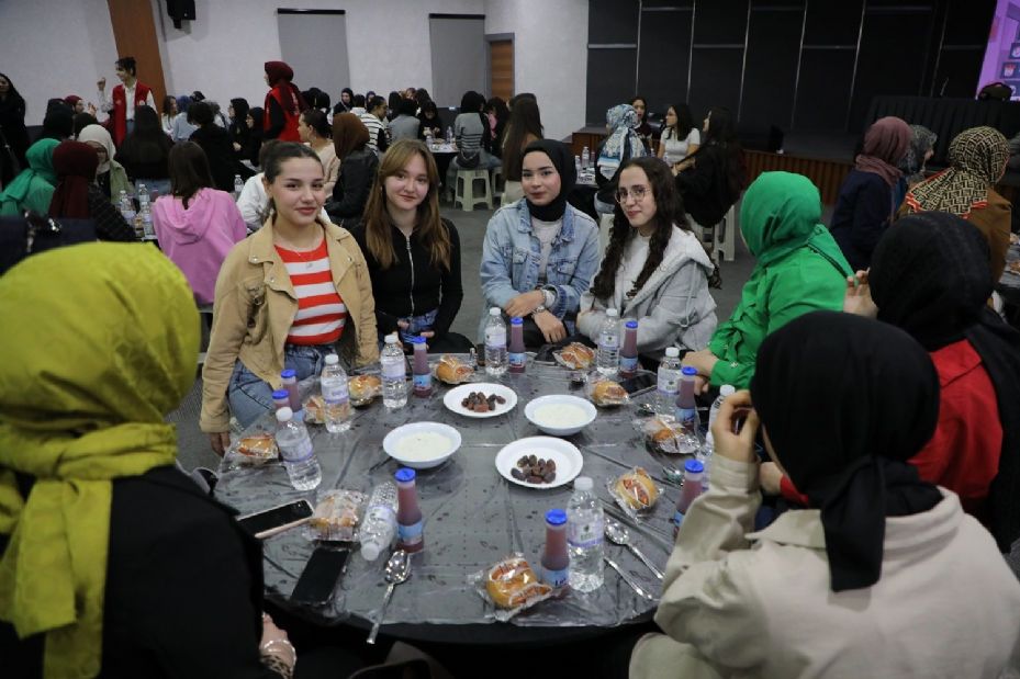 Öğrenciler Karatay Gençlik Meclisi'nin Geleneksel İftarında Bir Araya Geldi