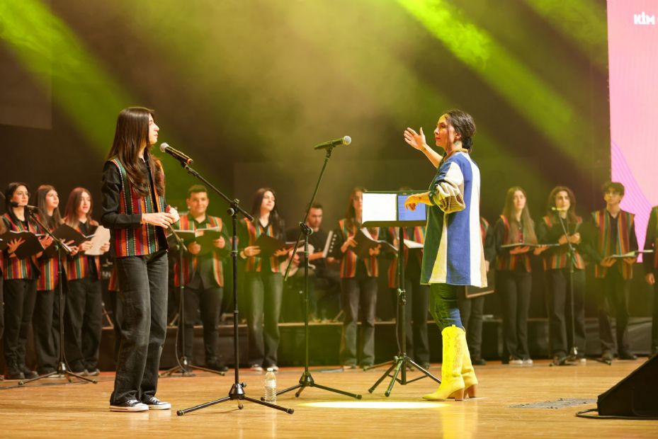 Selçuklu Belediyesi Sanat Akademisi Genç Korosu Erkin Koray Şarkılarıyla Unutulmaz Bir Gece Yaşattı