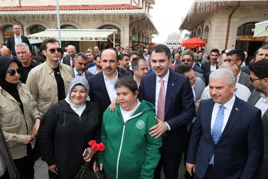 Bakan Kurum Türbeönü Çarşılarında Konyalılarla Kucaklaştı