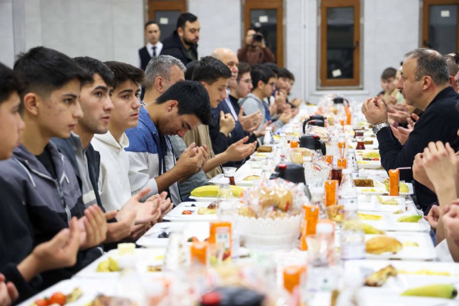 Başkan Kavuş, Hafızlık Öğrencileriyle Sahur Yaptı