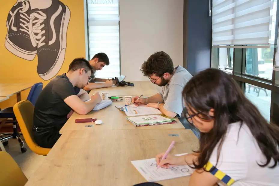 Sınav Maratonunun Son Virajında; Meram Kütüphaneleri Öğrencilerle Dolup Taşıyor