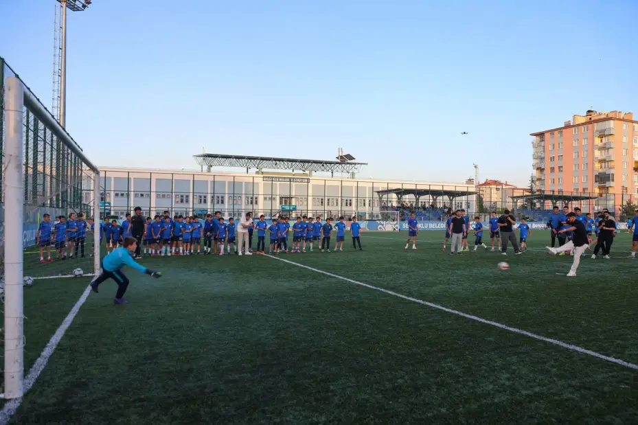 Konyasporlu Futbolculardan Selçuklu Belediyespor Kulübü U15 ve U17 Futbol Takımlarına Moral Ziyareti 
