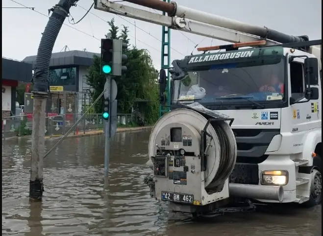 Ani Yağış Konya’yı Vurdu: Trafik ve Ulaşımda Aksamalar