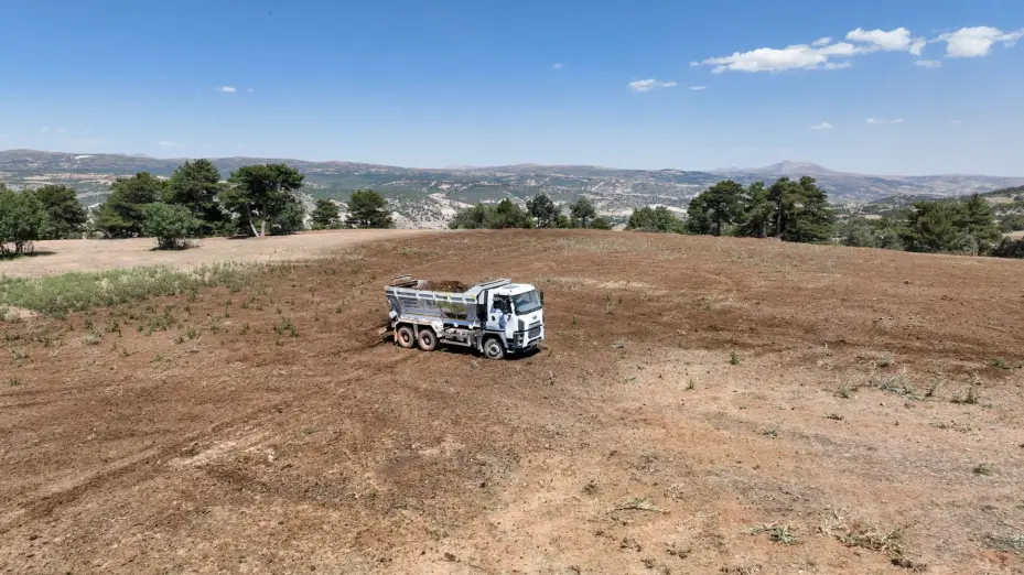 Selçuklu Belediyesi Üreticilere Kamyon Üzeri Gübre Dağıtım Makinesi ile Kolaylık Sağlıyor 