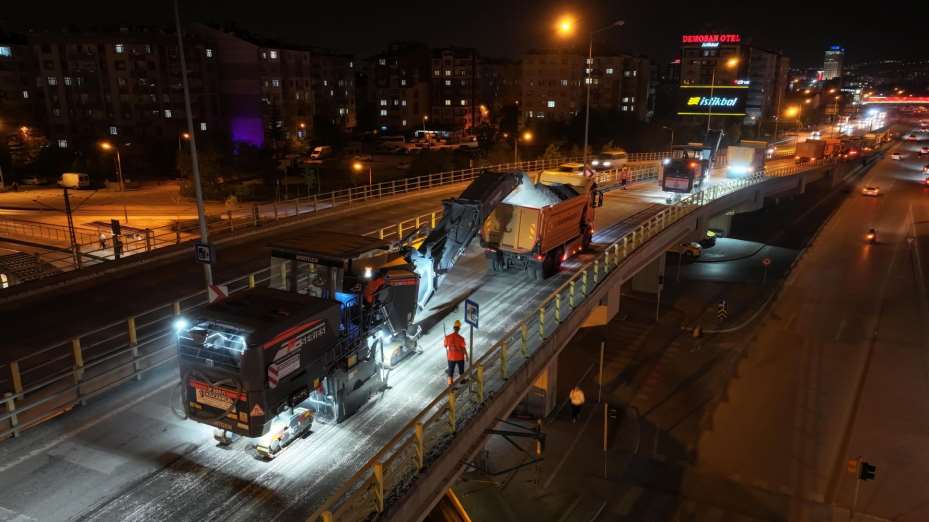 Başkan Altay Koyuncu Köprülü Kavşağı'nda Gece Devam Eden Asfalt Çalışmalarını İnceledi