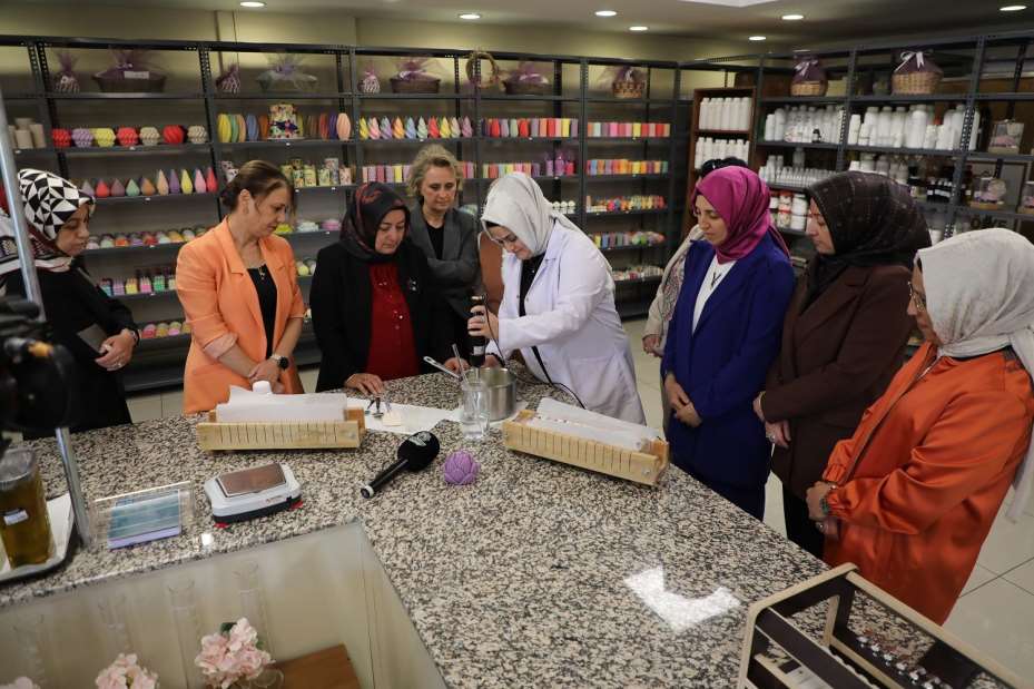 Konya Protokol Eşlerinden "Atölye Karatay"a Ziyaret
