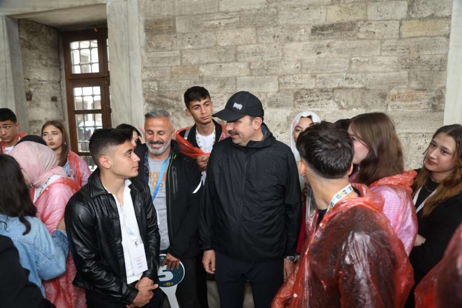 Başkan Altay YHT ile Günübirlik İstanbul Gezisine Katılan Öğrencilere Eşlik Etti