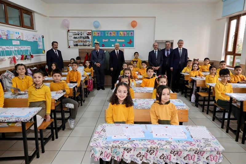  Vali İbrahim Akın, Karne Heyecanına Ortak Oldu