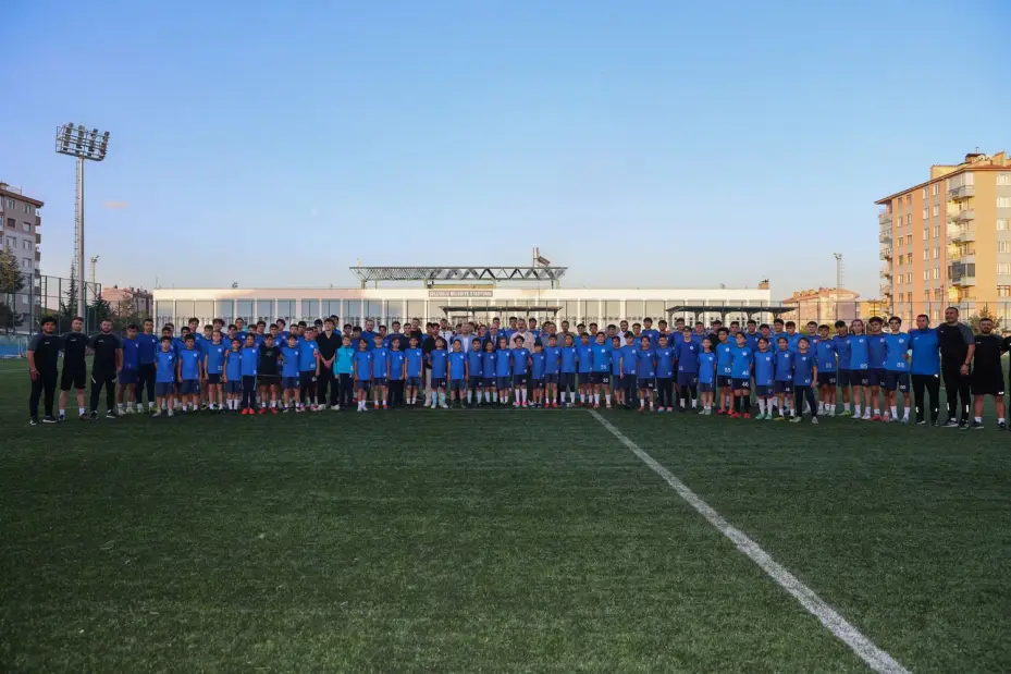 Konyasporlu Futbolculardan Selçuklu Belediyespor Kulübü U15 ve U17 Futbol Takımlarına Moral Ziyareti 