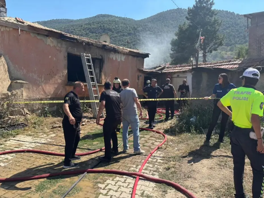  Müstakil evde çıkan yangında 1 kişi hayatını kaybetti 